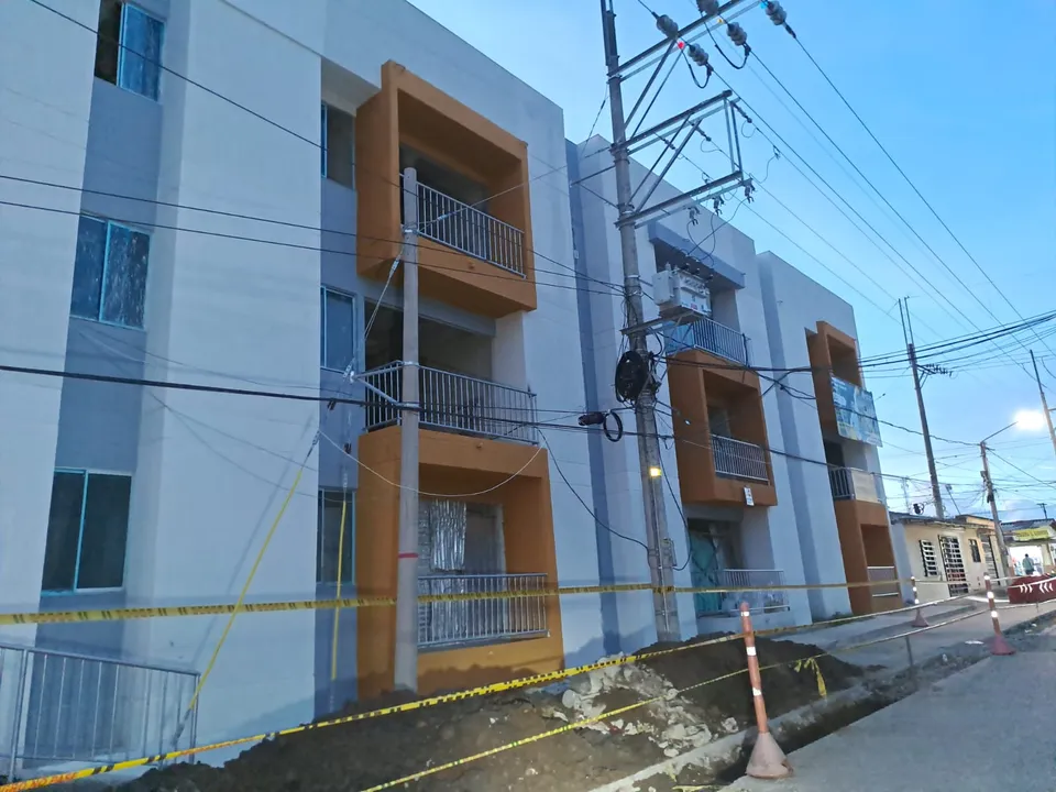 Construcción acceso edificio y zonas verdes